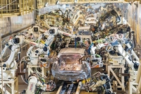 新しく建設するメキシコ工場では、おもに北米向けのセダン「カローラ」を生産。最大で年間20万台の規模の工場とする予定だ。中国・広州では中国で販売する小型車「ヤリス(ヴィッツ)」をメインに10万台の乗用車を生産する。いずれも、これまでの工場建設に比べて4割程度のコスト削減できるという