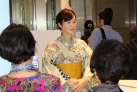 人型ロボットの「地平アイこ」さんが、20日、21日の2日間日本橋三越本店(東京・中央区)で受付嬢として音声で来店客を案内した。 人型ロボットの「地平アイこ」さんが、20日、21日の2日間日本橋三越本店(東京・中央区)で受付嬢として音声で来店客を案内した。