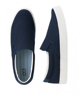 ユニクロが発売するスリッポンスニーカー（ユニクロの発表資料より）