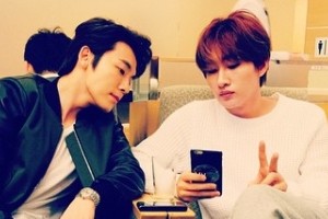 SUPER JUNIOR D&Eのドンヘが、福岡公演に向けて出発する際に撮ったウニョクとのツーショットを公開した。