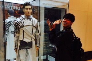 SUPER JUNIORのイトゥクが、自身のSNSにて東方神起のユンホとチャンミンのぎこちないツーショットを公開した。