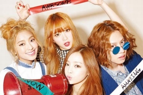 SUPER JUNIORのヒチョルが、KARAのク・ハラ、SISTERのボラ、EXIDのハニと肩を並べる“美貌”をグラビアで公開した。