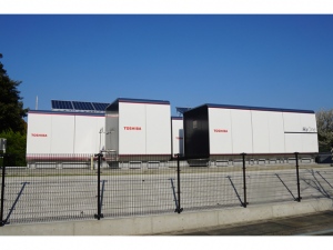 東芝は、太陽光発電で水を電気分解し水素を発生・貯蔵し、燃料電池で再発電する国内初のシステム「H2One(エイチツーワン)」を川崎マリエンで稼働させた 東芝は、太陽光発電で水を電気分解し水素を発生・貯蔵し、燃料電池で再発電する国内初のシステム「H2One(エイチツーワン)」を川崎マリエンで稼働させた