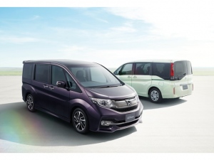 STP WGN SPADA。手前は「SPADA Cool Spirit」で価格は288.7万円(FF車)だ STP WGN SPADA。手前は「SPADA Cool Spirit」で価格は288.7万円(FF車)だ
