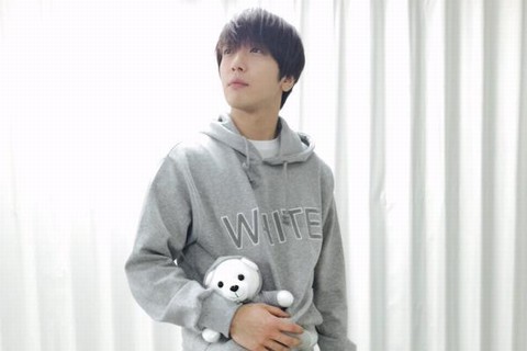CNBLUEチョン・ヨンファが、アリーナツアー「CNBLUE SPRING LIVE 2015 “WHITE”」の大阪公演を終え、キュートな弟分とともに感謝のメッセージを伝えた。