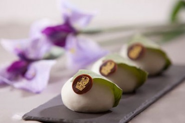 ザ・リッツ・カールトン大阪から新食感「柏餅」ココナッツ・マシュマロ・粒チョコレートが融合