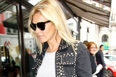 サンローランのジャケットを着用した、ケイト・モスをキャッチ！カジュアルロックなスタイルを披露