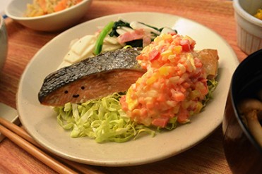 切り身をモチーフにしたキャラクター「KIRIMIちゃん.」が定食に！丸の内タニタ食堂に登場