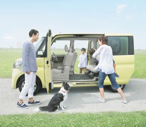 ダイハツが一部改良して5月に発売する軽乗用車「タント」（写真提供：ダイハツ）