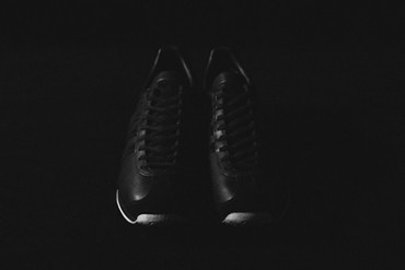 アディダス オリジナルス×ミタスニーカーズ、漆黒のスムースレザー製スニーカー「COUNTRY」登場