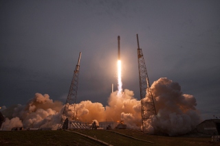 ファルコン9ロケット、トルクメニスタン初の通信衛星の打ち上げに成功（Image credit: SpaceX）