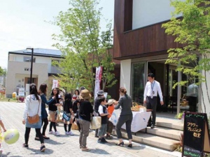 消費増税後の住宅業界では大手メーカーを中心に富裕層をターゲットにした高価格帯の商品が堅調。しかし、魅力的な商品を打ち出すことで、一般住宅でも受注を伸ばし続けている中堅メーカーも存在している。 消費増税後の住宅業界では大手メーカーを中心に富裕層をターゲットにした高価格帯の商品が堅調。しかし、魅力的な商品を打ち出すことで、一般住宅でも受注を伸ばし続けている中堅メーカーも存在している。