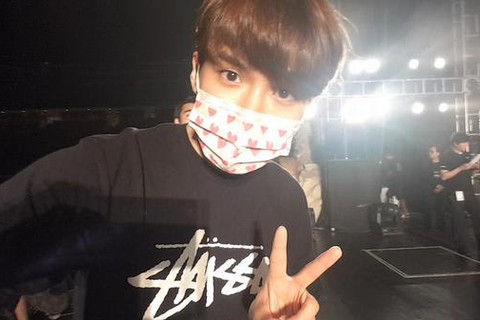 SUPER JUNIORのリョウクが、「SUPER SHOW 6」シンガポール公演のリハ中に、キュートかつ男らしいショットを公開した。写真：リョウクのツイッター