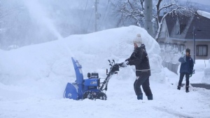 ヤマハ発動機の開発部の担当者が、長野県・戸狩温泉スキー場の宿泊施設を訪れ、実際に除雪機を使う場面の中で、使う人の声を拾う活動を行っているのだ。 ヤマハ発動機の開発部の担当者が、長野県・戸狩温泉スキー場の宿泊施設を訪れ、実際に除雪機を使う場面の中で、使う人の声を拾う活動を行っているのだ。