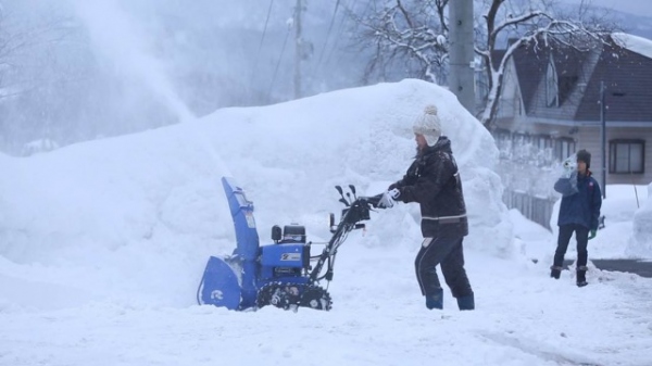 ヤマハ発動機の開発部の担当者が、長野県・戸狩温泉スキー場の宿泊施設を訪れ、実際に除雪機を使う場面の中で、使う人の声を拾う活動を行っているのだ。