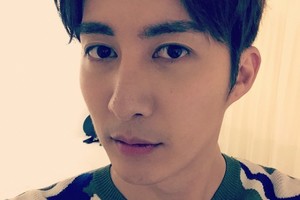 キム･ヒョンジュン(SS501のマンネ)が、ツイッターで自身のセルカ(自撮り写真)の腕に対する不満を呟いた。