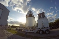 有人宇宙船「ドラゴンV2」、発射台へ　6日に脱出システムの試験を実施（Image credit: SpaceX）