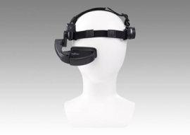 富士通が販売開始した企業向けウェアラブル端末「FUJITSU IoT Solution UBIQUITOUSWARE ヘッドマウントディスプレイ」(富士通の発表資料より) 富士通が販売開始した企業向けウェアラブル端末「FUJITSU IoT Solution UBIQUITOUSWARE ヘッドマウントディスプレイ」(富士通の発表資料より)