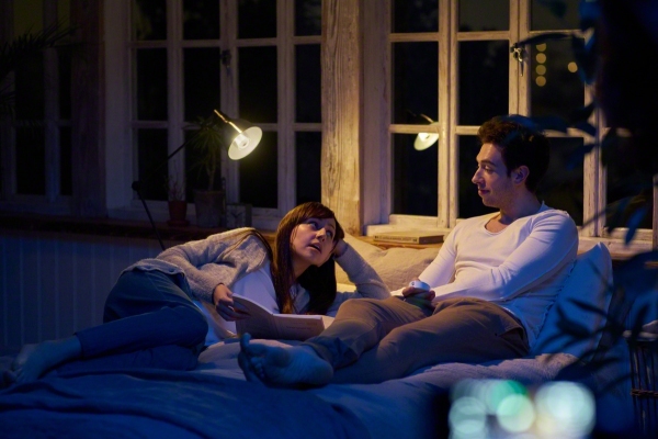 ソニー　LED電球スピーカー『LSPX-100E26J』　※寝室でのデスクスタンド使用イメージ（写真提供：ソニー）