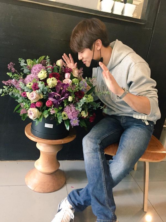 CNBLUEのカン・ミンヒョクが、美しい花束とともに撮ったお茶目な写真を公開した。写真：ミンヒョクのツイッター
