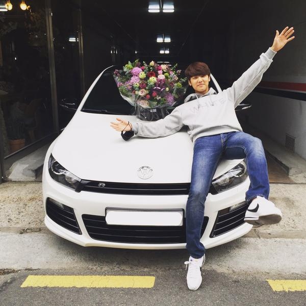 CNBLUEのカン・ミンヒョクが、美しい花束とともに撮ったお茶目な写真を公開した。写真：ミンヒョクのツイッター