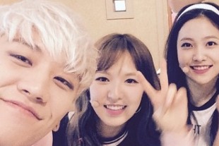 BIGBANGのV.I(スンリ)が、SNSにてガールズグループRed Velvetの5人と撮ったキュートな写真を公開した。