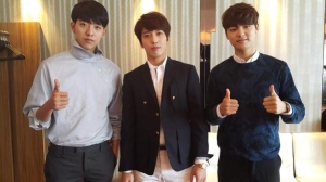 CNBLUEのカン・ミンヒョク、チョン・ヨンファ、イ・ジョンシンが、メンバー イ・ジョンヒョンの誕生日を15日に迎え、お祝いのスリーショットを公開した。写真:ミンヒョクのツイッター CNBLUEのカン・ミンヒョク、チョン・ヨンファ、イ・ジョンシンが、メンバー イ・ジョンヒョンの誕生日を15日に迎え、お祝いのスリーショットを公開した。写真:ミンヒョクのツイッター