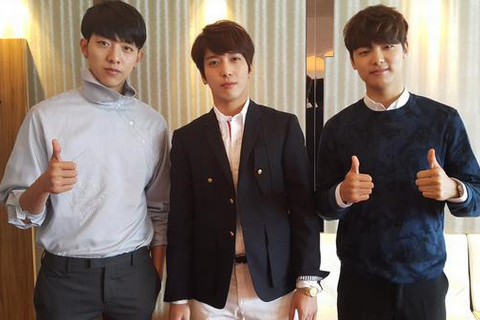 CNBLUEのカン･ミンヒョク、チョン･ヨンファ、イ・ジョンシンが、メンバー イ･ジョンヒョンの誕生日を15日に迎え、お祝いのスリーショットを公開した。写真：ミンヒョクのツイッター