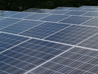 政府は2030年までに、太陽光発電をはじめ、風力、バイオマス、地熱など再生可能エネルギーの比率を全発電電力量の22～24%とする見通しを示している。