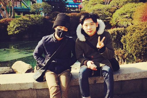 SUPER JUNIORのイェソンが、弟のジョンジン君との仲良しツーショットを公開した。写真：イェソンのツイッター