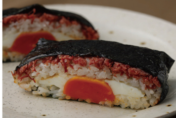 目玉焼きとコンビーフをこちジャン味で／おにぎらず（世界文化社発表資料より）