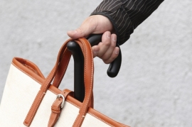 雨の日の電車通勤を快適にするためにカバンを手軽に掛けられる新しい発想の傘『rumbrella』(ランブレラ合同会社発表資料より) 雨の日の電車通勤を快適にするためにカバンを手軽に掛けられる新しい発想の傘『rumbrella』(ランブレラ合同会社発表資料より)