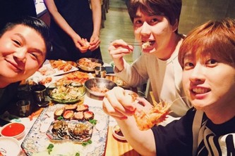 SUPER JUNIORのウニョクとキュヒョンが、海鮮料理を楽しむ姿を公開した。