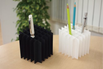 『Pantograph-折りたたみ式紙製ペンスタンド-』（テイ・デイ・エス　リプラグ事業部発表資料より）