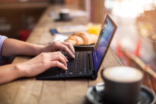 ソニーの10.1型タブレット「Xperia Z4 Tablet」。専用キーボード使用時のイメージ。（写真提供：ソニー）
