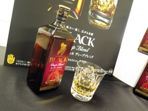 6月2日に全国で新発売する「ブラックニッカ・ディープブレンド」(700ml/アルコール度数45%)。想定市場価格は1500円(税別)