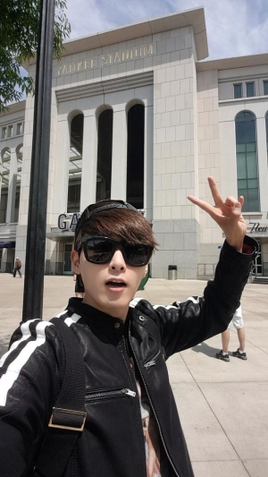 SUPER JUNIORのリョウクが、プライベートで行っていたニューヨーク旅行のショットを公開した。写真:リョウクのツイッター SUPER JUNIORのリョウクが、プライベートで行っていたニューヨーク旅行のショットを公開した。写真:リョウクのツイッター