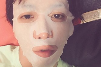 CNBLUEのチョン・ヨンファが、ツイッターにて1日の終わりをゆったりと過ごす姿を公開した。写真：ヨンファのツイッター