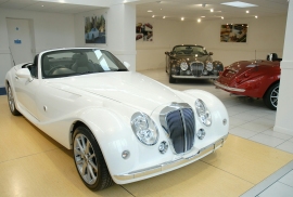 光岡自動車が、欧州に初めて設置した英国販売代理店。「Mitsuoka Himiko(現地モデル名:Mitsuoka Roadster)」を販売する（写真提供：光岡自動車）