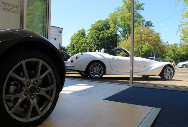 光岡自動車が、欧州に初めて設置した英国販売代理店。「Mitsuoka Himiko(現地モデル名:Mitsuoka Roadster)」を販売する（写真提供：光岡自動車）