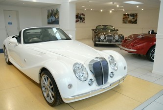 光岡自動車が、欧州に初めて設置した英国販売代理店。「Mitsuoka Himiko(現地モデル名:Mitsuoka Roadster)」を販売する（写真提供：光岡自動車）