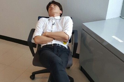 SUPER JUNIORのイトゥクが、番組収録の合間に居眠りする自身の姿を公開した。