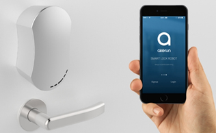 スマートロックロボット「Akerun」（日本ユニシスの発表資料より）
