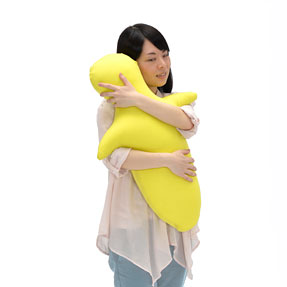 「ハグビー」を抱いているイメージ（写真:京都西川の発表資料より）
