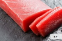 イオンが発売する完全養殖の本まぐろ「トップバリュ グリーンアイ 奄美うまれ生本まぐろ」。左が「赤身」、右が「大トロ」（写真:イオンの発表資料より）