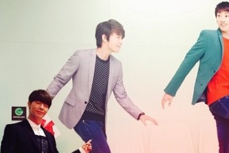 SUPER JUNIORのドンヘが、ロッテ免税店の壁面を飾る自身の写真と撮ったショットを公開した。