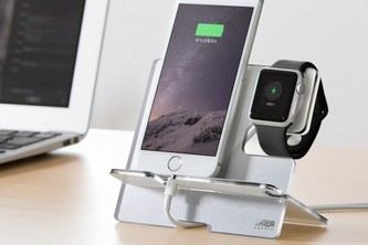 『Apple Watch/iPhone用充電スタンド（充電クレードル・クリア×シルバー）200-STN021S』（サンワプライ発表資料より）