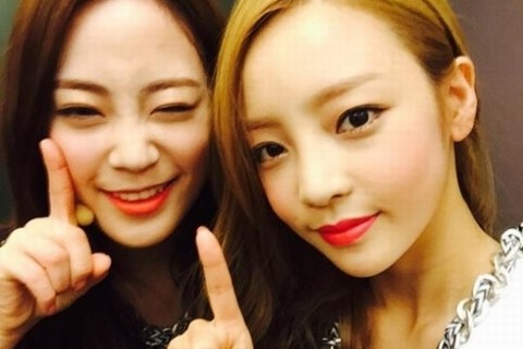 女性アイドルグループKARAのク・ハラとホ・ヨンジのオフショットが公開された。