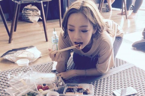 KARAのハラが、ファンからの差し入れを美味しそうに食べる姿を公開した。写真：ハラのツイッター