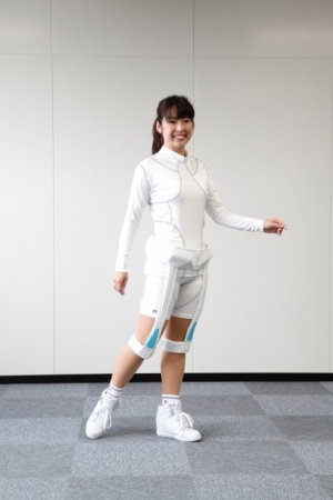 ウエストポーチのような部分にモーターと制御回路および電池を収納。膝下の角度センサーとアシストベルトで結ばれる。※この製品は医療機器ではありません ウエストポーチのような部分にモーターと制御回路および電池を収納。膝下の角度センサーとアシストベルトで結ばれる。※この製品は医療機器ではありません